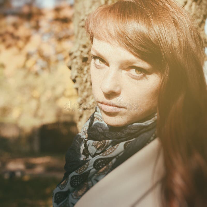Mooie vrouw met rood haar in de herfstpark royalty-vrije stock foto Mooie vrouw met rood haar in de herfstpark royalty-vrije stock foto