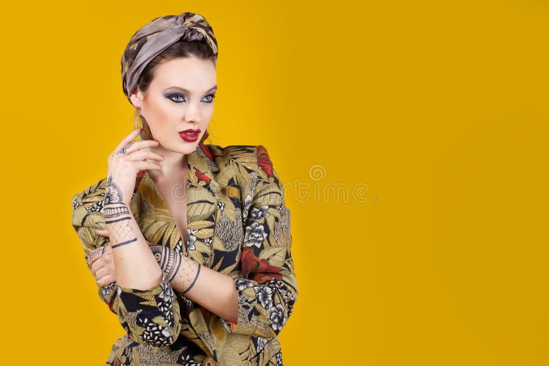 Mooie vrouw in oosterse stijl met mehendy stock fotografie Mooie vrouw in oosterse stijl met mehendy stock fotografie