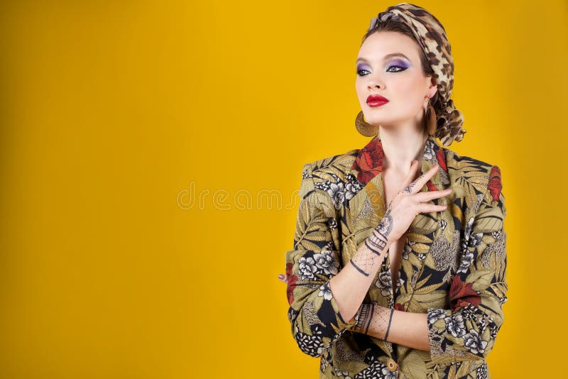 Mooie vrouw in oosterse stijl met mehendy royalty-vrije stock afbeelding Mooie vrouw in oosterse stijl met mehendy royalty-vrije stock afbeelding