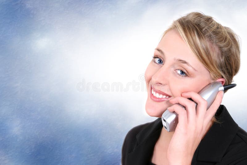 Mooie Vrouw op de Draadloze Telefoon van het Huis tegen Blauwe Achtergrond royalty-vrije stock foto's Mooie Vrouw op de Draadloze Telefoon van het Huis tegen Blauwe Achtergrond royalty-vrije stock foto's