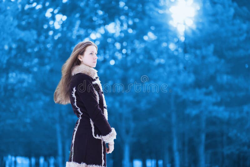 Mooie vrouw in openlucht in de winter royalty-vrije stock afbeeldingen Mooie vrouw in openlucht in de winter royalty-vrije stock afbeeldingen