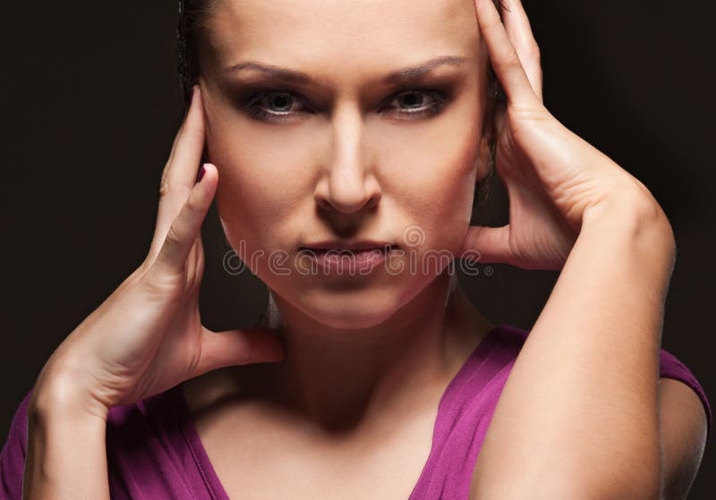 Mooie vrouw over zwarte achtergrond royalty-vrije stock afbeeldingen Mooie vrouw over zwarte achtergrond royalty-vrije stock afbeeldingen