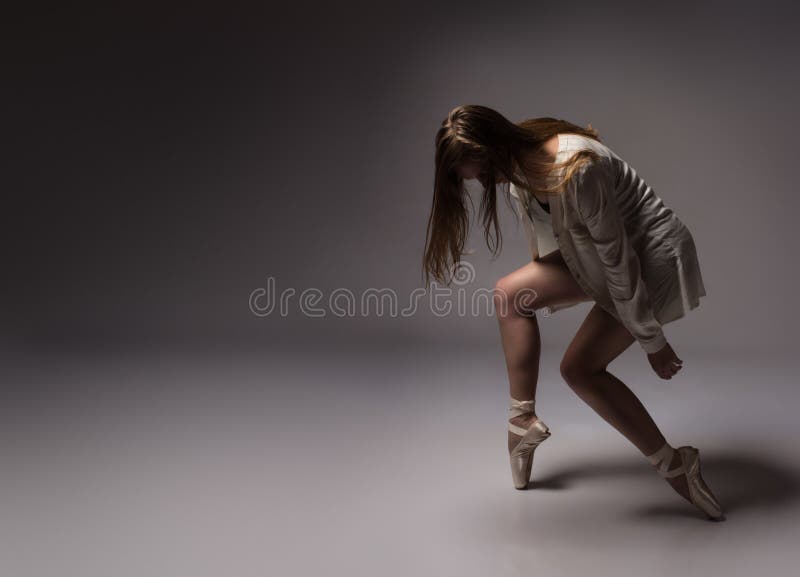 Mooie vrouwelijke danser royalty-vrije stock afbeelding Mooie vrouwelijke danser royalty-vrije stock afbeelding