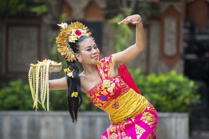 Mooie vrouwelijke danser die Pendet-dansen doen royalty-vrije stock afbeelding Mooie vrouwelijke danser die Pendet-dansen doen royalty-vrije stock afbeelding