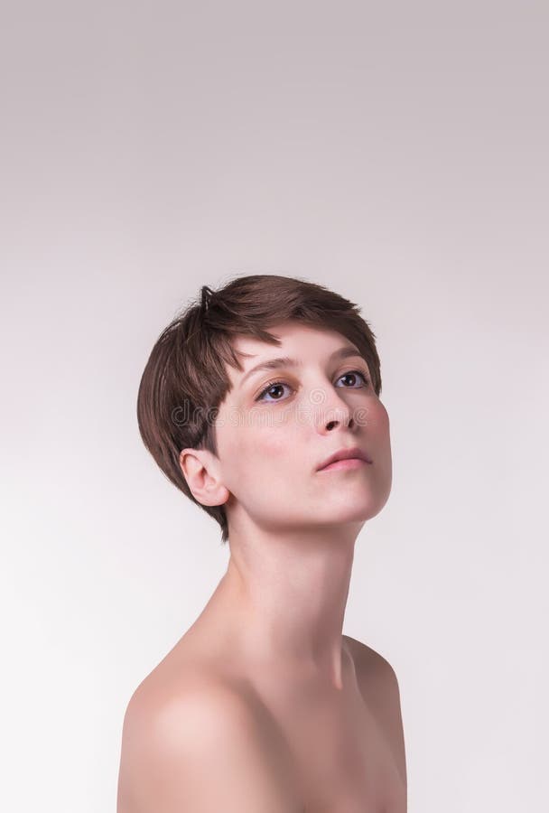 Mooie vrouwelijke gezichts dichte omhooggaand portret van jong model bij studio op wit royalty-vrije stock fotografie Mooie vrouwelijke gezichts dichte omhooggaand portret van jong model bij studio op wit royalty-vrije stock fotografie
