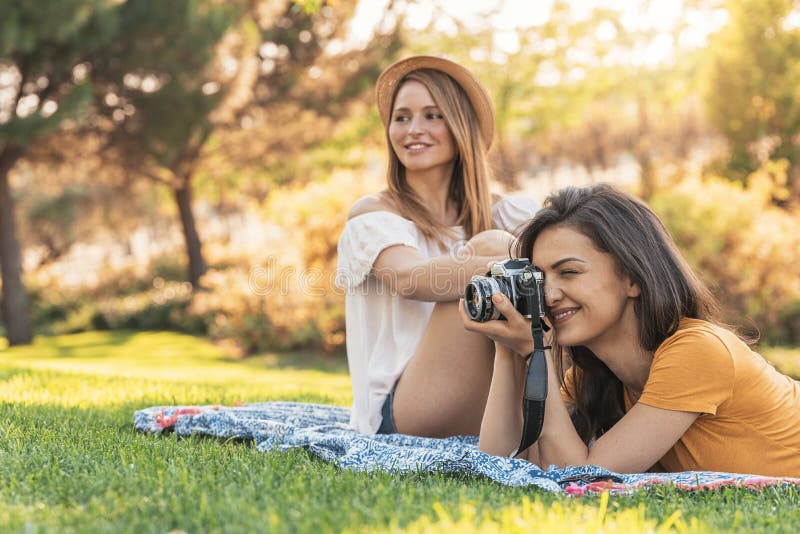 Mooie vrouwen die pret hebben die om het even welke fotografie in het park nemen royalty-vrije stock foto's Mooie vrouwen die pret hebben die om het even welke fotografie in het park nemen royalty-vrije stock foto's