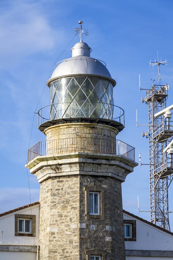 Mooie vuurtoren in Asturias in noordelijk Spanje de Golf van Biskaje royalty-vrije stock foto's Mooie vuurtoren in Asturias in noordelijk Spanje de Golf van Biskaje royalty-vrije stock foto's