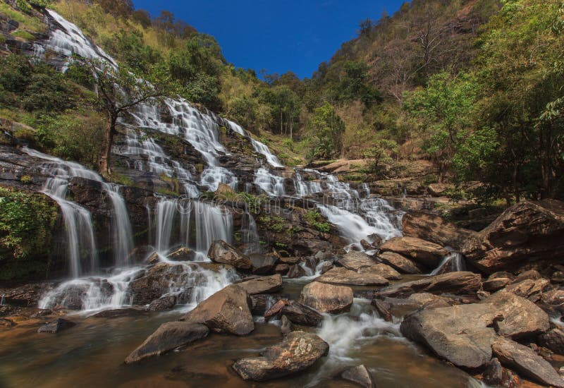 Mooie waterval bij Nationaal park in Thailand royalty-vrije stock foto Mooie waterval bij Nationaal park in Thailand royalty-vrije stock foto