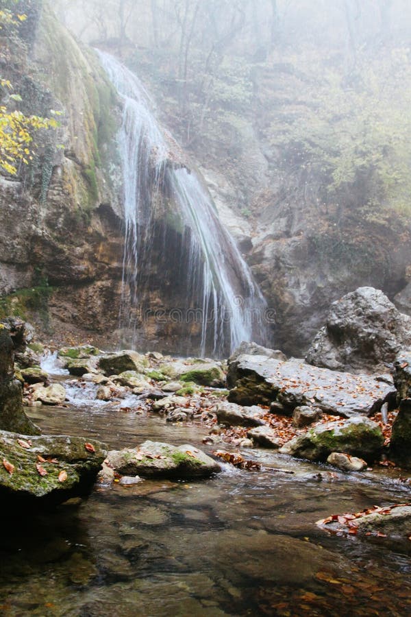 Mooie waterval in de herfstbos in Krimbergen Stenen met mos in het water Duidelijk water royalty-vrije stock fotografie Mooie waterval in de herfstbos in Krimbergen Stenen met mos in het water Duidelijk water royalty-vrije stock fotografie