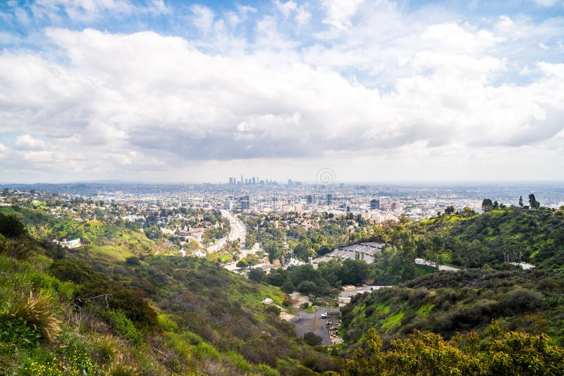 Mooie weergave van de stad Los Angeles vanuit Hollywood Hills en Sunset Blvd