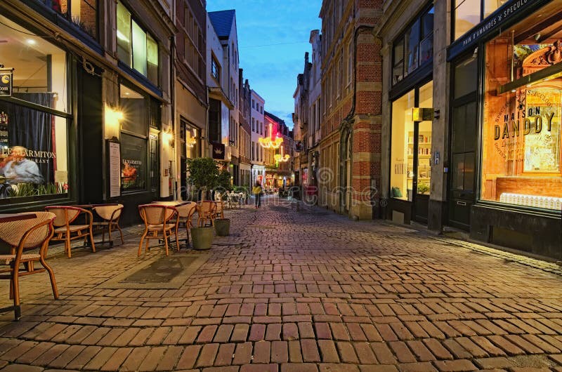 Mooie windende straat in het historische centrum van Brussel royalty-vrije stock foto's Mooie windende straat in het historische centrum van Brussel royalty-vrije stock foto's