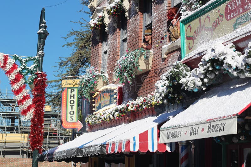 Mooie winkels met kerstversiering stock afbeeldingen