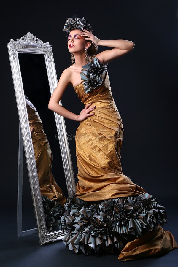 Mooie witte vrouw in diva beeld stock foto Mooie witte vrouw in diva beeld stock foto