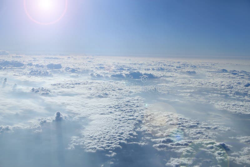 Mooie witte wolken met zonnige stralen Landschap met zon en hemel stock afbeelding Mooie witte wolken met zonnige stralen Landschap met zon en hemel stock afbeelding