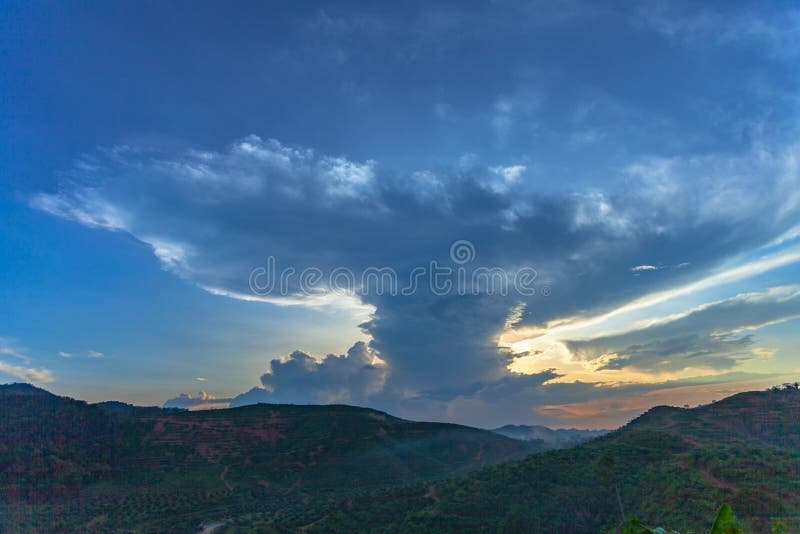 Mooie wolk bij zonsondergang stock foto's Mooie wolk bij zonsondergang stock foto's