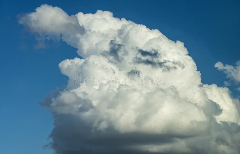 Mooie wolken op blauwe hemel stock foto Mooie wolken op blauwe hemel stock foto