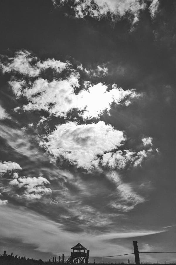 Mooie wolken 2, zwart en wit stock foto's Mooie wolken 2, zwart en wit stock foto's