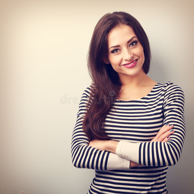 Mooie zekere toevallige vrouw die met gevouwen handen gelukkig kijken stock foto Mooie zekere toevallige vrouw die met gevouwen handen gelukkig kijken stock foto