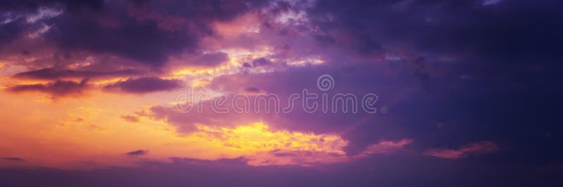 Mooie zonsondergang boven wolken met dramatisch licht Panorama-bannerformaat stock afbeelding Mooie zonsondergang boven wolken met dramatisch licht Panorama-bannerformaat stock afbeelding