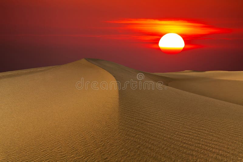 Mooie zonsondergang in de woestijn Zandduin op de achtergrond van de het plaatsen zon royalty-vrije stock afbeeldingen Mooie zonsondergang in de woestijn Zandduin op de achtergrond van de het plaatsen zon royalty-vrije stock afbeeldingen