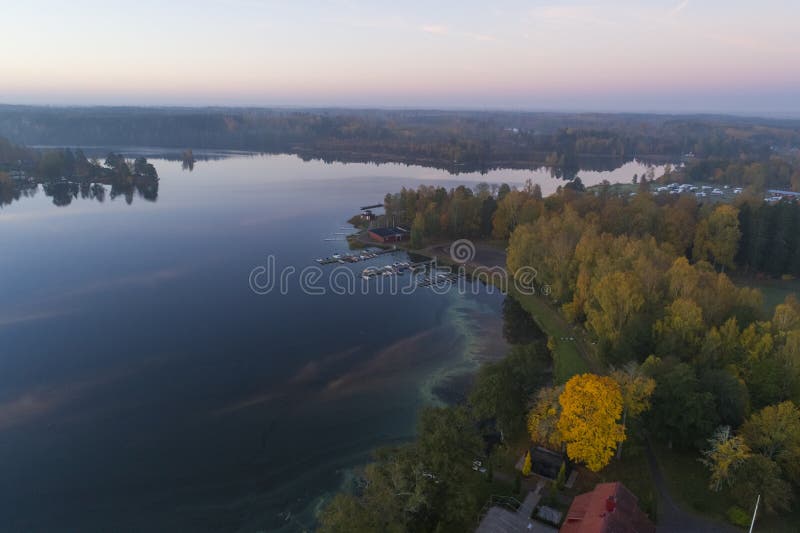 Mooie zonsondergang in Katrineholm, Zweden, Scandinavië stock fotografie Mooie zonsondergang in Katrineholm, Zweden, Scandinavië stock fotografie