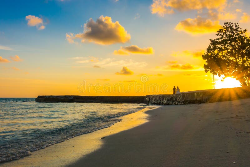 Mooie zonsondergang met hemel over kalme overzees in de tropische Maldiven isl stock afbeeldingen Mooie zonsondergang met hemel over kalme overzees in de tropische Maldiven isl stock afbeeldingen