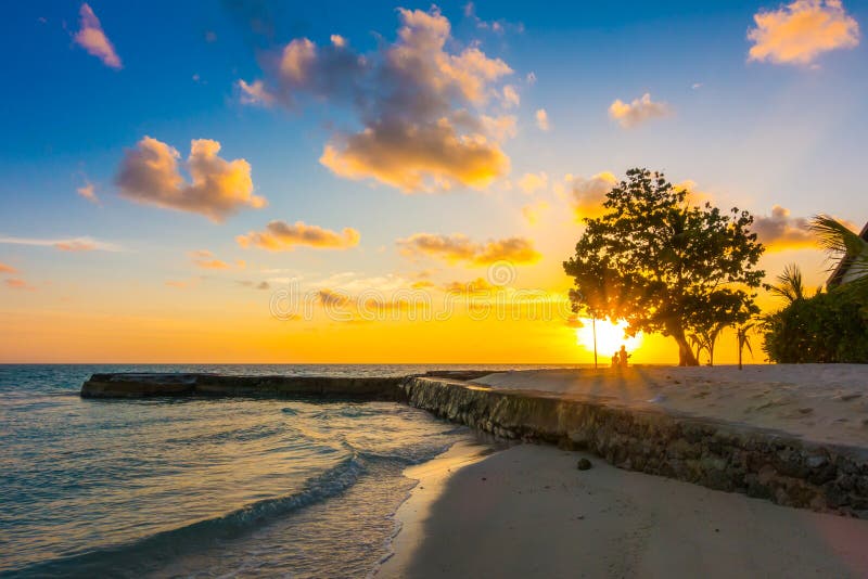 Mooie zonsondergang met hemel over kalme overzees in de tropische Maldiven isl royalty-vrije stock foto Mooie zonsondergang met hemel over kalme overzees in de tropische Maldiven isl royalty-vrije stock foto