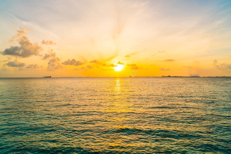 Mooie zonsondergang met hemel over kalme overzees in de tropische Maldiven isl royalty-vrije stock foto Mooie zonsondergang met hemel over kalme overzees in de tropische Maldiven isl royalty-vrije stock foto