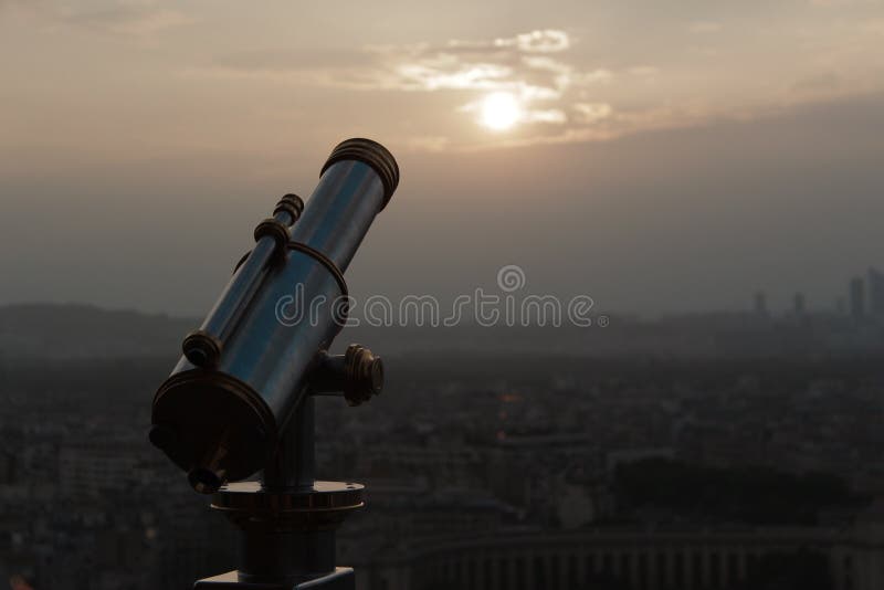 MOOIE ZONSONDERGANG MET MENINGEN AAN DE STAD VAN PARIJS EN EEN GROTE TELESCOOP stock foto's MOOIE ZONSONDERGANG MET MENINGEN AAN DE STAD VAN PARIJS EN EEN GROTE TELESCOOP stock foto's