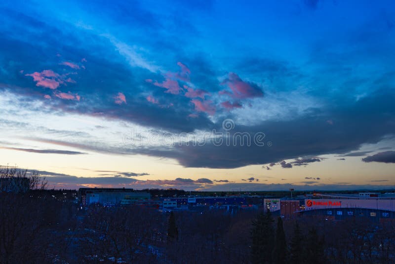 Mooie zonsondergang op de Kerstmisdag in Burgas Bulgarije royalty-vrije stock afbeelding Mooie zonsondergang op de Kerstmisdag in Burgas Bulgarije royalty-vrije stock afbeelding