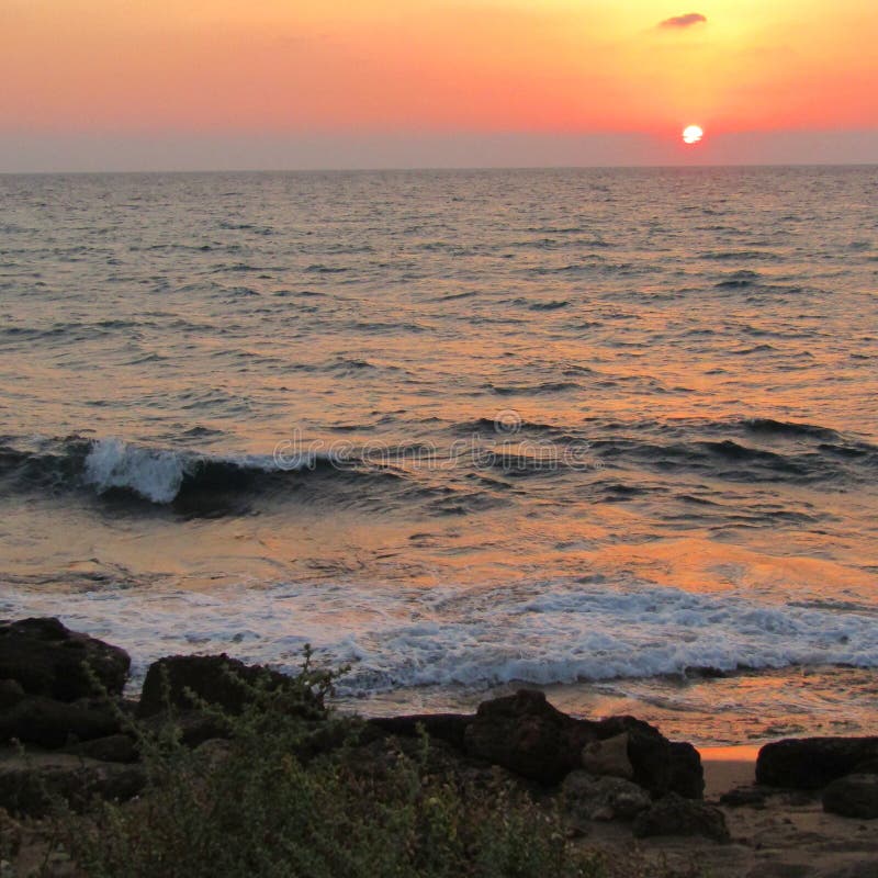 Mooie zonsondergang op het overzees in Israël stock afbeelding Mooie zonsondergang op het overzees in Israël stock afbeelding