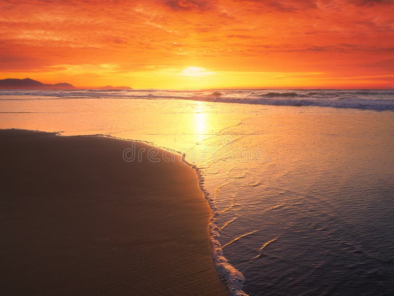 Mooie zonsondergang op strandkust in de zomer stock foto Mooie zonsondergang op strandkust in de zomer stock foto