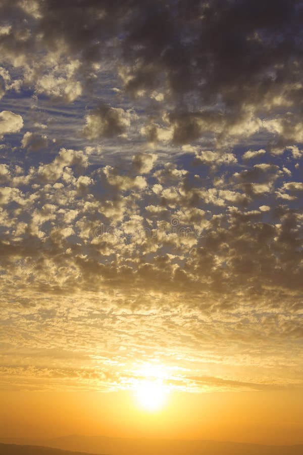 Mooie zonsondergang, wolken van gouden kleur royalty-vrije stock afbeelding Mooie zonsondergang, wolken van gouden kleur royalty-vrije stock afbeelding