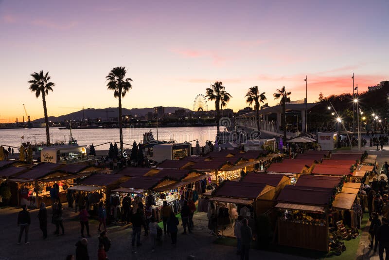 Mooie zonsonderganghemel in de jachthavenhaven in de stad van Malaga Andalusi royalty-vrije stock afbeelding Mooie zonsonderganghemel in de jachthavenhaven in de stad van Malaga Andalusi royalty-vrije stock afbeelding