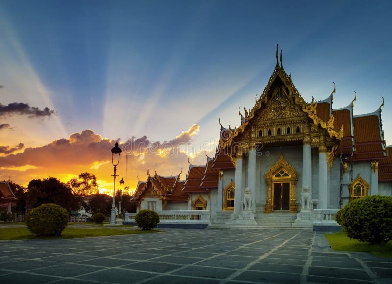 Mooie zonsonderganghemel en bij wat benchamabophit, marmeren tempel royalty-vrije stock afbeelding Mooie zonsonderganghemel en bij wat benchamabophit, marmeren tempel royalty-vrije stock afbeelding