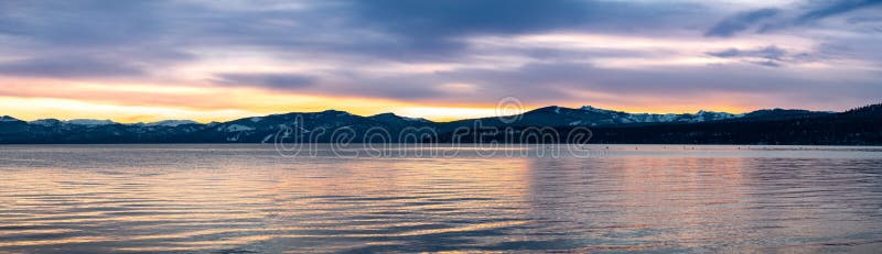 Mooie zonsondergangmeningen van Meer Tahoe, Californië stock foto Mooie zonsondergangmeningen van Meer Tahoe, Californië stock foto