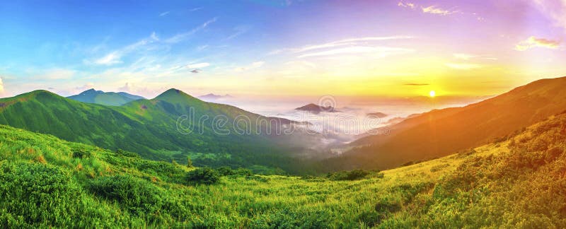 Mooie zonsopgang in bergen met witte mist onder panorama royalty-vrije stock fotografie Mooie zonsopgang in bergen met witte mist onder panorama royalty-vrije stock fotografie