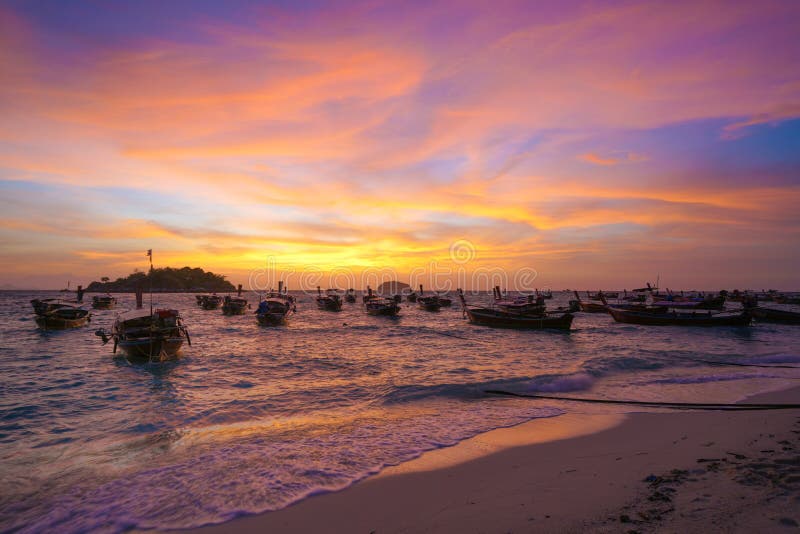 Mooie zonsopgang en lange staartboot over de oceaan royalty-vrije stock afbeelding Mooie zonsopgang en lange staartboot over de oceaan royalty-vrije stock afbeelding