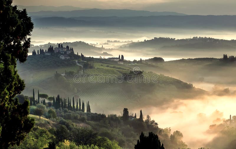 Mooie zonsopgang over slecht landschap in Italië Vroege ochtend over het platteland met tuinen, velden in Toscane stock fotografie Mooie zonsopgang over slecht landschap in Italië Vroege ochtend over het platteland met tuinen, velden in Toscane stock fotografie