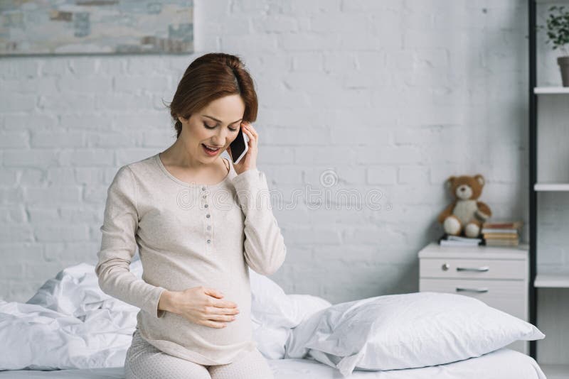 mooie zwangere vrouw die door smartphone spreken stock afbeelding mooie zwangere vrouw die door smartphone spreken stock afbeelding