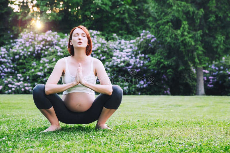 Mooie zwangere vrouw die prenatale yoga op aard in openlucht doen royalty-vrije stock foto's Mooie zwangere vrouw die prenatale yoga op aard in openlucht doen royalty-vrije stock foto's