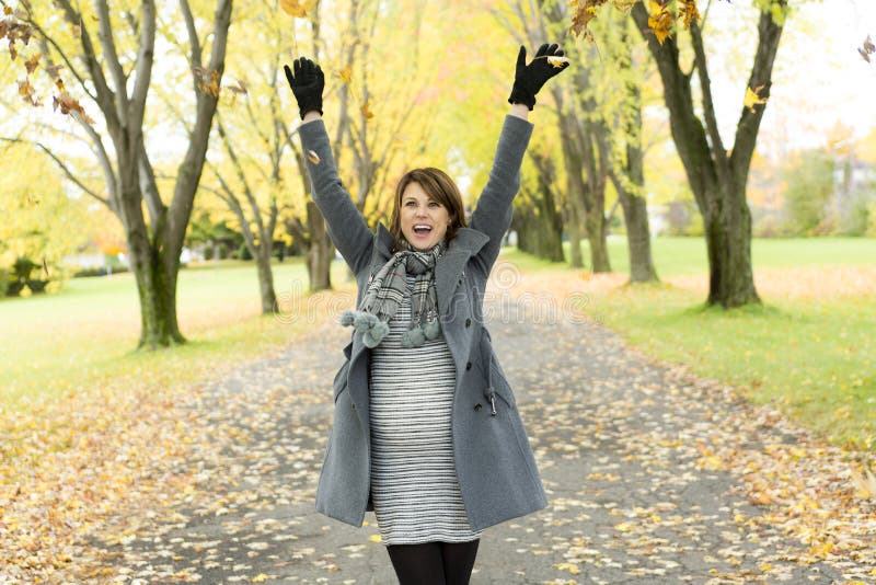Mooie zwangere vrouw in het de herfstpark stock foto Mooie zwangere vrouw in het de herfstpark stock foto