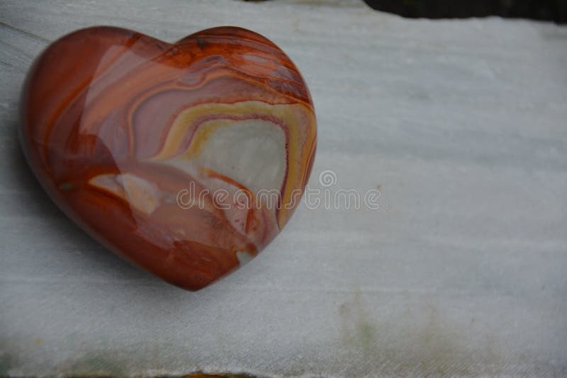 MOOKAITE HEART CRYSTAL arkivfoton MOOKAITE HEART CRYSTAL arkivfoton