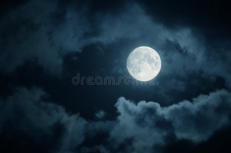 Luna piena sul cielo scuro con.