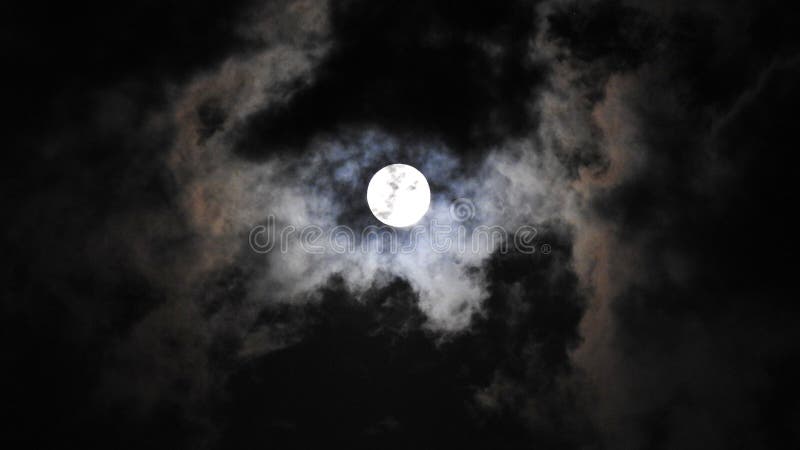 Moon Mysterisk Mysterisk Kläder bakom molnen Belysning av det kommande regnet Alarmerande Awful Och samtidigt - b royaltyfri fotografi Moon Mysterisk Mysterisk Kläder bakom molnen Belysning av det kommande regnet Alarmerande Awful Och samtidigt - b royaltyfri fotografi