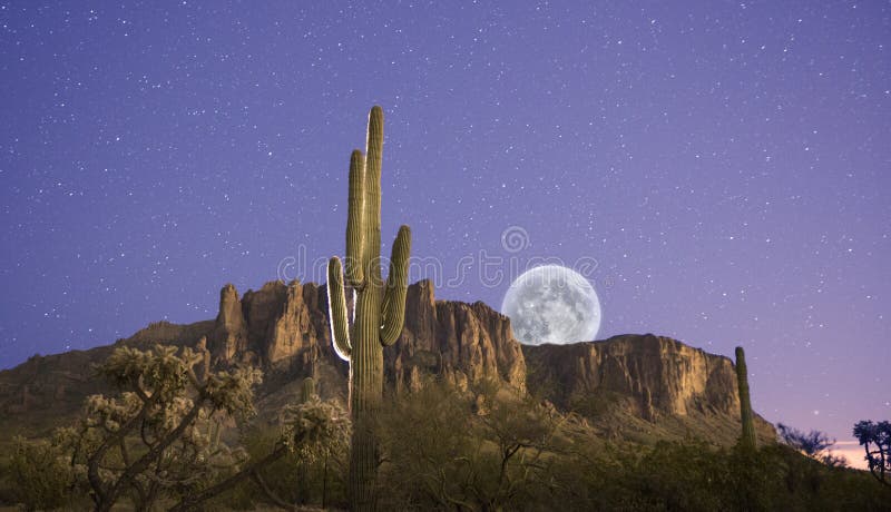 Mesiac nad Poverami Horách v Arizone.