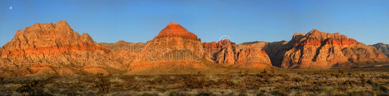 Moon sopra il canyon rosso della roccia, Nevada all'alba