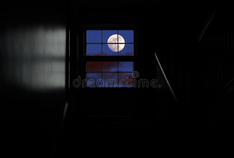 Full moon vidieť cez okno, z úplne tmavej miestnosti.