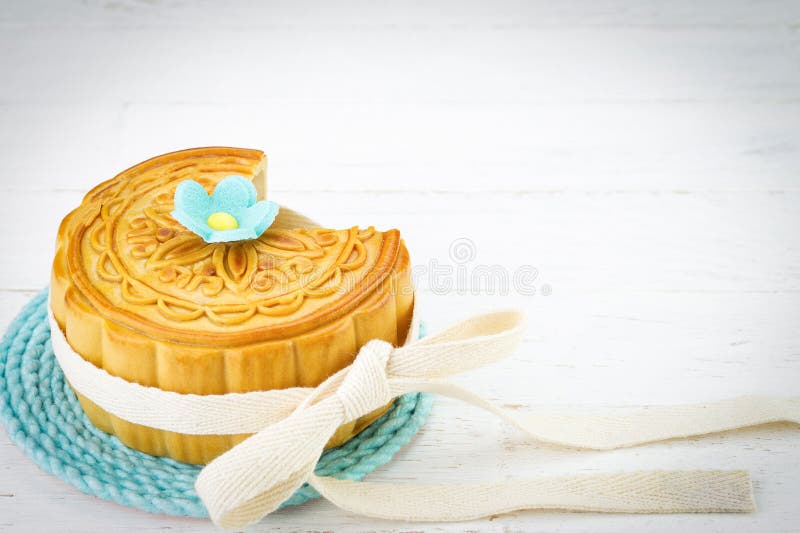Mooncake chinois décoré sur le fond en bois blanc photographie stock libre de droits Mooncake chinois décoré sur le fond en bois blanc photographie stock libre de droits
