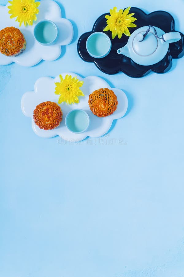 Mooncake, théière bleue, fleurs jaunes de chrysanthème avec l'espace de copie Nourriture chinoise de festival de mi-automne photos stock Mooncake, théière bleue, fleurs jaunes de chrysanthème avec l'espace de copie Nourriture chinoise de festival de mi-automne photos stock